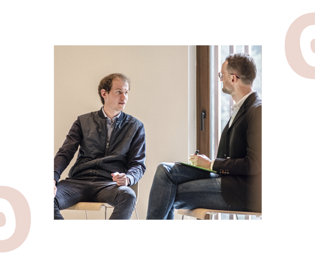 rigofree | Führungskräfte-Trainings und Führungskräfte-Schulungen genau wie Team-Coachings und Mitarbeiter-Schulung Das Bild zeigt Paul beim Einzelcoaching eines Mannes in einem Raum. Der Mann schildert gerade das Thema, um das sich das Coaching drehen soll.