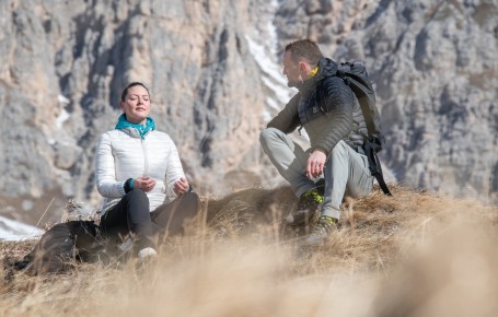 rigofree | professionelles Personal Coaching in privaten Angelegenheiten und Herzensfragen in den Südtiroler Bergen. Das Bild zeigt Paul beim Coaching einer Frau. Paul gibt ihr gerade Inputs und die Frau hat eine meditative Haltung eingenommen.