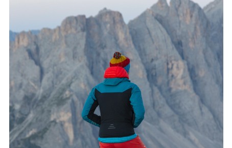 rigofree | Wanderführer, Tourenleiter und professioneller Business Coach und Personal Coach Das Bild zeigt Paul Felix Rigo auf einer Wanderung. Er blickt gerade die Dolomiten an, die Kamera hat ihn in Rückansicht erhascht.