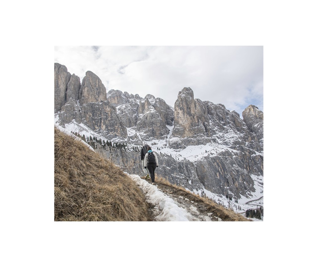 rigofree | Business Coachings und Personal Coachings zu privaten Themen in Südtirol un den Dolomiten Das Bild zeigt Paul Felix Rigo beim Wandern. Er steigt gerade zusammen mit einem Coachee einen Pfad hinauf. im Hintergrund die Dolomiten.