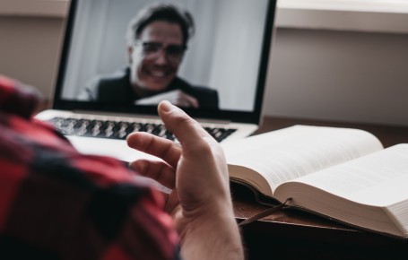 Das Bild zeigt die Situation eines Online-Coachings.