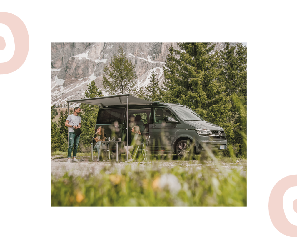 rigofree: Business Coachings und Team Schulungen in der Natur der Dolomiten und mit dem VW-Bus Das Bild zeigt den Van von Paul Felix Rigo. Er ist gerade mit einem Team für ein Coaching in die Dolomiten gefahren und steht nur am Wegesrand. Er hat Tisch und Stühle aufgestellt und hält das Coaching direkt hier ab.