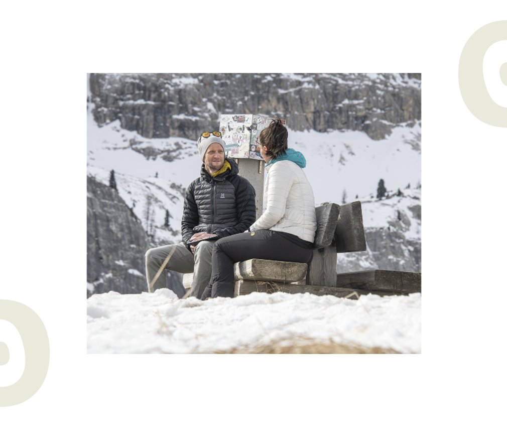 rigofree | professionelle Leadership, Management und Führungskräfte Trainings in den Dolomiten. Train the trainer Das Bild zeigt Paul Felix Rigo beim Coaching einer Frau in den verschneiten Dolomiten – ja, Outdoor Coachings sind auch im Winter möglich!