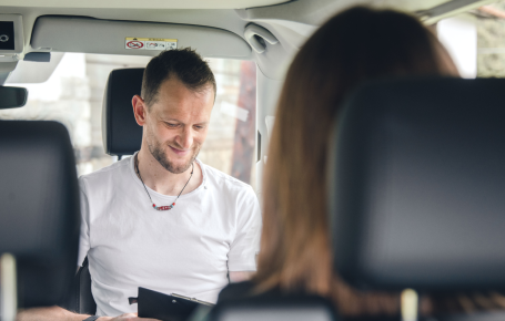 Das Coaching zeigt Paul Felix Rigo beim Coaching einer Frau. Sie sitzen sich in seinem VW-Bus gegenüber.