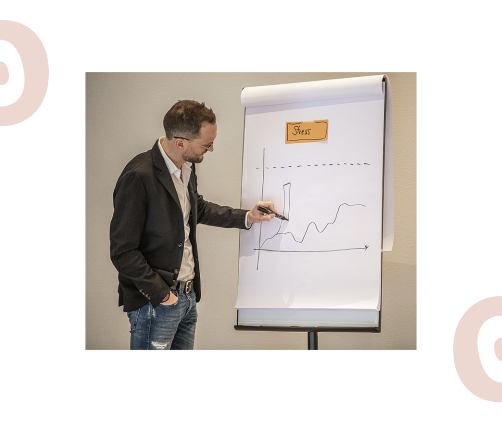 rigofree | professionelles Businesscoachings von einem Coach mit langer eigener Führungs-Erfahrung Das Bild zeigt Paul beim Zeichnen einer Grafik zur Veranschaulichung der Inhalte.